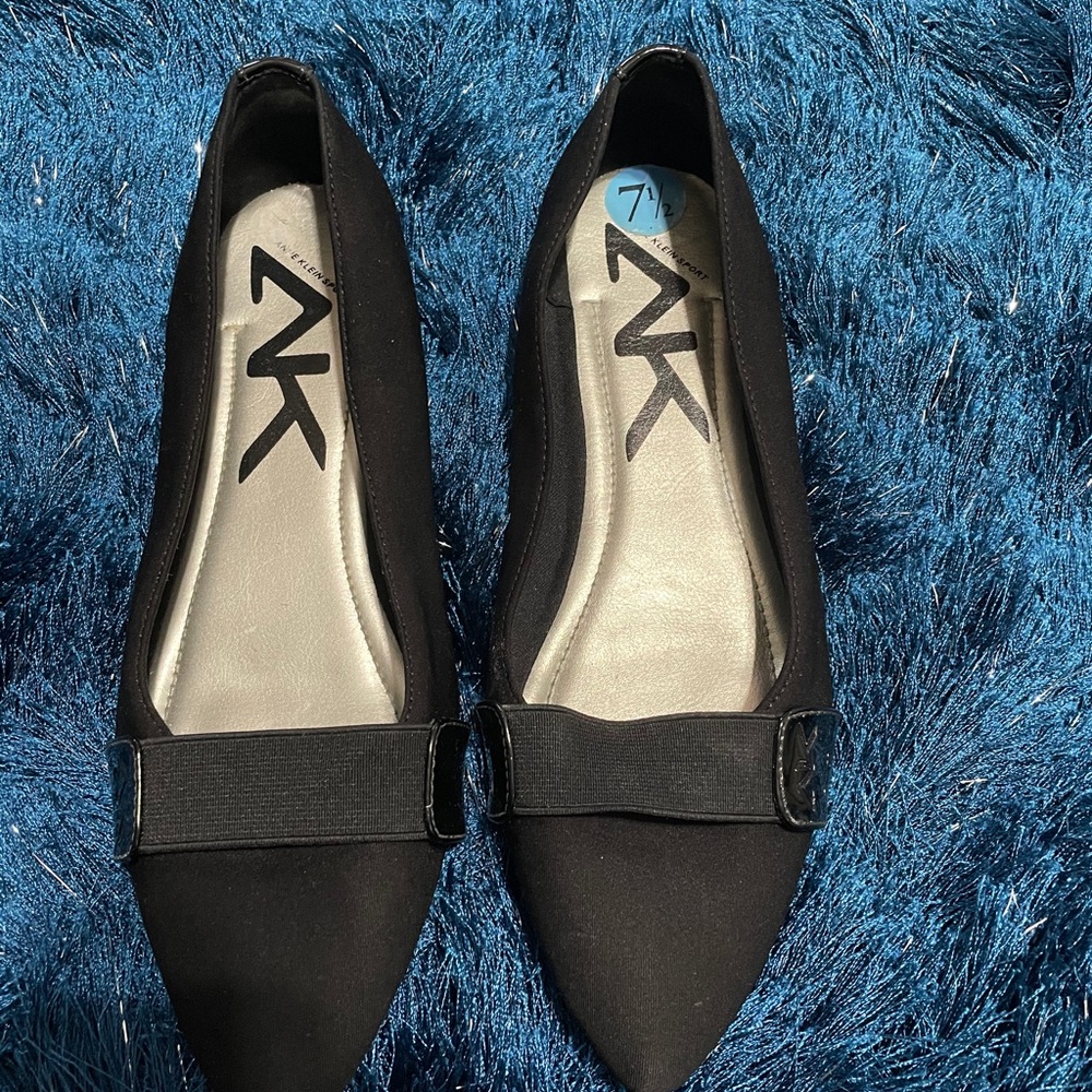 Black pointed toe flats